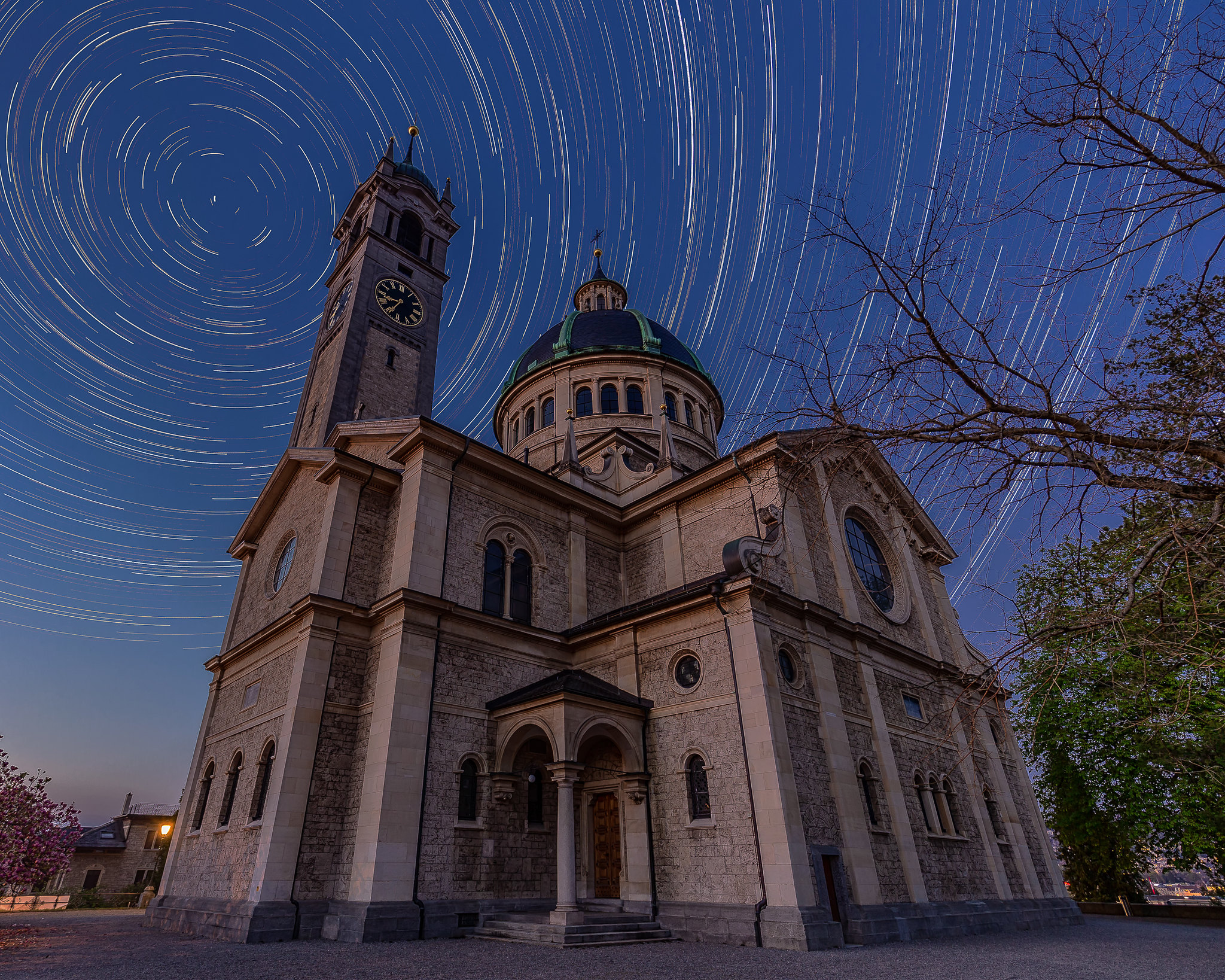 Foto der Sternenbewegung in Kreisen am Himmel über einer
Kirche